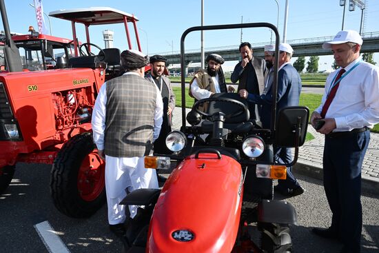 Visitors view the specialized machinery displayed at the 14th Russia - Islamic World: KazanForum International Economic Forum. Photos may be used as stated in the media bank section concerning the forum. Location: Russia, Republic of Tatarstan, Kazan. Author: Ilya Pitalev/ANO “Directorate for Sports and Social Projects”. KAZANFORUM 2023. Sidelines