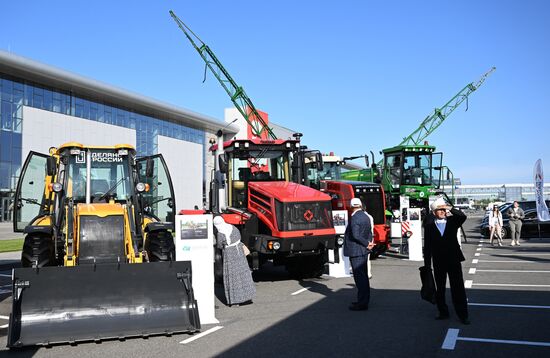 Guests examining working equipment at the exhibition held as part of the 14th Russia - Islamic World: KazanForum International Economic Forum. Photos may be used subject to the terms in the forum-specific section of the media bank. Location: Russia, Republic of Tatarstan, Kazan. Author: Ilya Pitalev/ANO “Directorate for Sports and Social Projects”. KAZANFORUM 2023. Sidelines