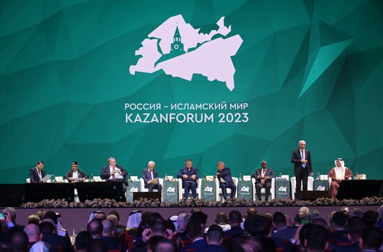 Speakers of the plenary session of the Russia – Islamic World 14th International Economic Forum: Economy of Trust: Partnership between the Russian Federation and the OIC Countries. Photos may be used subject to the terms in the forum-specific section of the media bank. Location: Russia, Republic of Tatarstan, Kazan. Author: Evgeny Biyatov/ANO “Directorate for Sports and Social Projects”. KAZANFORUM 2023. Plenary session of the Russia – Islamic World 14th International Economic Forum