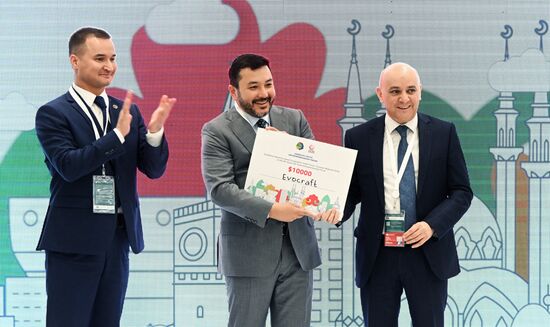 From left: Minister for Youth Affairs of the Republic of Tatarstan Rinat Sadykov, ICYF President Taha Ayhan (Turkey) and Elchin Askerov, Chair of the Board at the Eurasian Regional Center of the OIC Youth Forum (Azarbaijan), at the closing ceremony of the 9th Kazan OIC Youth Entrepreneurship Forum held as part of the 14th Russia - Islamic World: KazanForum International Economic Forum. Photos may be used subject to the terms in the forum-specific section of the media bank. Location: Russia, Republic of Tatarstan, Kazan. Author: Svetlana Shevchenko/ANO “Directorate for Sports and Social Projects”. KAZANFORUM 2023. Official closing ceremony of the 9th Kazan OIC Youth Entrepreneurship Forum