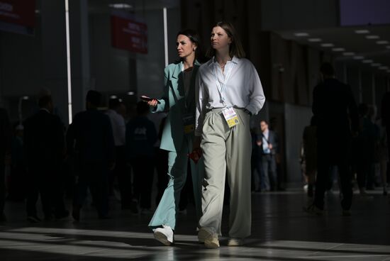 Participants of the 14th Russia - Islamic World: KazanForum International Economic Forum. Photos may be used subject to the terms in the forum-specific section of the media bank. Location: Russia, Republic of Tatarstan, Kazan. Author: Alexandr Kryazhev/ANO “Directorate for Sports and Social Projects”. KAZANFORUM 2023. Sidelines