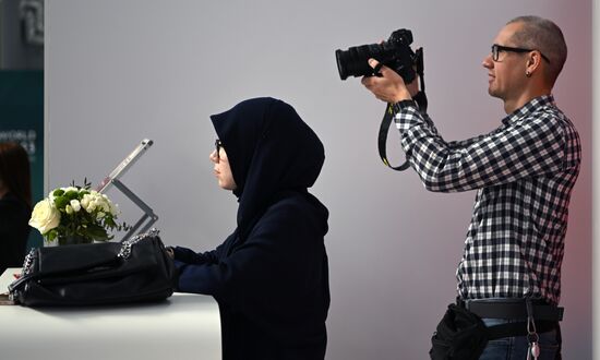 A photographer at the 14th Russia - Islamic World: KazanForum International Economic Forum in the Kazan Expo Exhibition Center. Photos may be used subject to the terms in the forum-specific section of the media bank. Location: Russia, Republic of Tatarstan, Kazan. Author: Svetlana Shevchenko/ANO “Directorate for Sports and Social Projects”. KAZANFORUM 2023. Sidelines