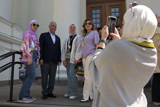 Forum guests take pictures at the Our Lady of Kazan Cathedral in the Bogoroditsky Monastery during a sightseeing tour of the city. Photos may be used as stated in the media bank section concerning the forum. Location: Russia, Republic of Tatarstan, Kazan. Author: Alexandr Kryazhev/ANO “Directorate for Sports and Social Projects”. KAZANFORUM 2023. Sightseeing tour of Kazan
