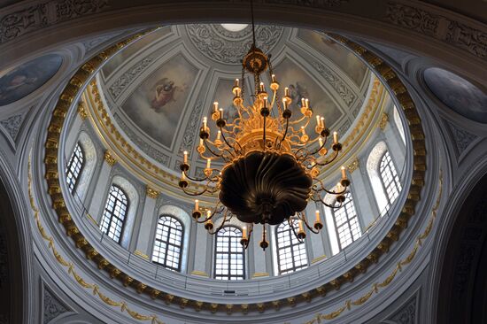 A chandelier under the dome of the Our Lady of Kazan Cathedral at the Bogoroditsky Monastery. Photos may be used as stated in the media bank section concerning the forum. Location: Russia, Republic of Tatarstan, Kazan. Author: Alexandr Kryazhev/ANO “Directorate for Sports and Social Projects”. KAZANFORUM 2023. Sightseeing tour of Kazan