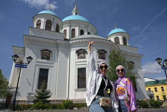Forum guests take pictures at the Our Lady of Kazan Cathedral in the Bogoroditsky Monastery during a sightseeing tour of the city. Photos may be used as stated in the media bank section concerning the forum. Location: Russia, Republic of Tatarstan, Kazan. Author: Alexandr Kryazhev/ANO “Directorate for Sports and Social Projects”. KAZANFORUM 2023. Sightseeing tour of Kazan