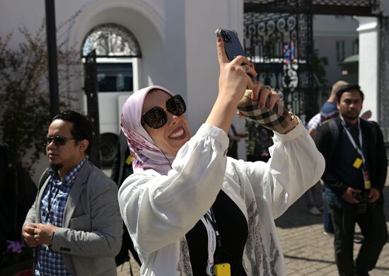 Forum guests take pictures at the Our Lady of Kazan Cathedral in the Bogoroditsky Monastery during a sightseeing tour of the city. Photos may be used as stated in the media bank section concerning the forum. Location: Russia, Republic of Tatarstan, Kazan. Author: Alexandr Kryazhev/ANO “Directorate for Sports and Social Projects”. KAZANFORUM 2023. Sightseeing tour of Kazan