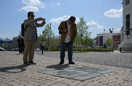 Forum guests take pictures at the Our Lady of Kazan Cathedral in the Bogoroditsky Monastery during a sightseeing tour of the city. Photos may be used as stated in the media bank section concerning the forum. Location: Russia, Republic of Tatarstan, Kazan. Author: Alexandr Kryazhev/ANO “Directorate for Sports and Social Projects”. KAZANFORUM 2023. Sightseeing tour of Kazan