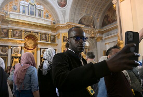 Forum guests take pictures in the Our Lady of Kazan Cathedral at the Bogoroditsky Monastery during a sightseeing tour of the city. Photos may be used as stated in the media bank section concerning the forum. Location: Russia, Republic of Tatarstan, Kazan. Author: Alexandr Kryazhev/ANO “Directorate for Sports and Social Projects”. KAZANFORUM 2023. Sightseeing tour of Kazan