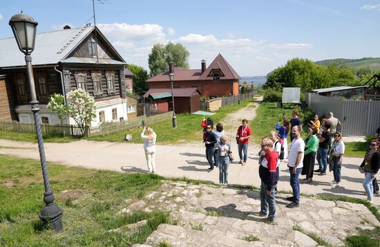 Forum guests during a sightseeing tour of the Sviyazhsk town and island. Photos may be used as stated in the media bank section concerning the forum. Location: Russia, Republic of Tatarstan, Sviyazhsk. Author: Alexei Danichev/ANO “Directorate for Sports and Social Projects”. KAZANFORUM 2023. Sightseeing tour to the Town-Island of Sviyazhsk