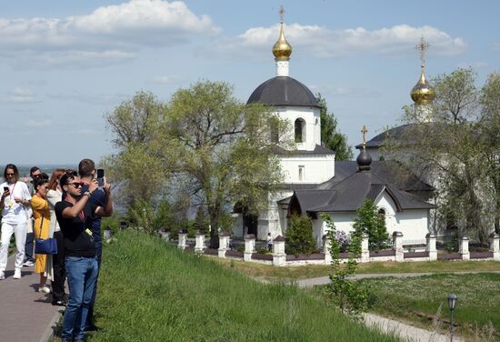 Forum guests as seen taking pictures of the Church of St. Constantine and Helena Equal-to-the-Apostles a sightseeing tour of the Sviyazhsk town and island. Photos may be used as stated in the media bank section concerning the forum. Location: Russia, Republic of Tatarstan, Sviyazhsk. Author: Alexei Danichev/ANO “Directorate for Sports and Social Projects”. KAZANFORUM 2023. Sightseeing tour to the Town-Island of Sviyazhsk