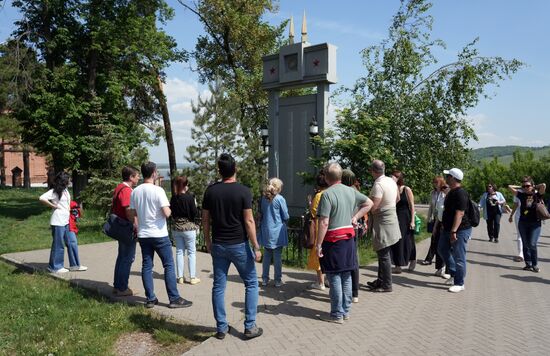 Guests of the forum at the memorial to the fallen soldiers of the Great Patriotic War during a sightseeing tour of the Sviyazhsk town and island. Photos may be used as stated in the media bank section concerning the forum. Location: Russia, Republic of Tatarstan, Sviyazhsk. Author: Alexei Danichev/ANO “Directorate for Sports and Social Projects”. KAZANFORUM 2023. Sightseeing tour to the Town-Island of Sviyazhsk
