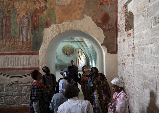 Forum guests during a sightseeing tour of the Sviyazhsk town and island. Photos may be used as stated in the media bank section concerning the forum. Location: Russia, Republic of Tatarstan, Sviyazhsk. Author: Alexei Danichev/ANO “Directorate for Sports and Social Projects”. KAZANFORUM 2023. Sightseeing tour to the Town-Island of Sviyazhsk