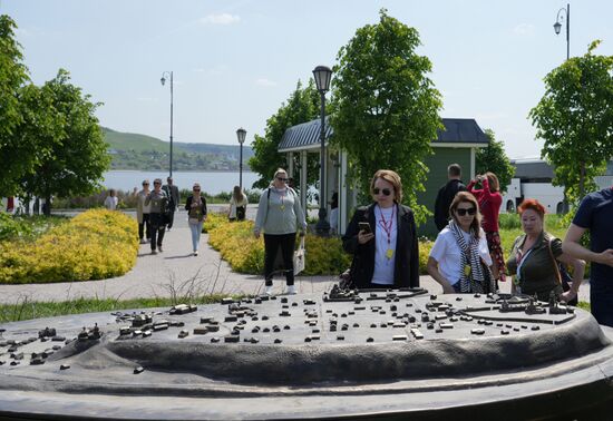 Guests of the forum at the model of the Sviyazhsk city fortress during a sightseeing tour of the Sviyazhsk town and island. Photos may be used as stated in the media bank section concerning the forum. Location: Russia, Republic of Tatarstan, Sviyazhsk. Author: Alexei Danichev/ANO “Directorate for Sports and Social Projects”. KAZANFORUM 2023. Sightseeing tour to the Town-Island of Sviyazhsk