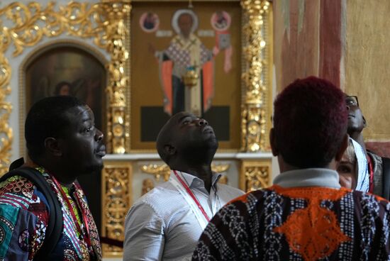 Guests of the forum in a church during a sightseeing tour of the city. Photos may be used as stated in the media bank section concerning the forum. Location: Russia, Republic of Tatarstan, Sviyazhsk. Author: Alexei Danichev/ANO “Directorate for Sports and Social Projects”. KAZANFORUM 2023. Sightseeing tour to the Town-Island of Sviyazhsk