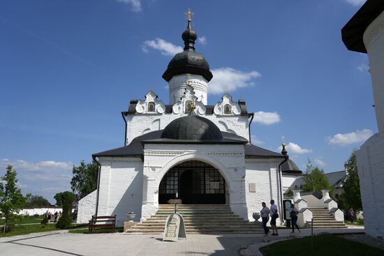 The Assumption Monastery of the Mother of God during a sightseeing tour to the island town of Sviyazhsk. Photos may be used subject to the terms in the forum-specific section of the media bank. Location: Russia, Republic of Tatarstan, Sviyazhsk. Author: Alexei Danichev/ANO “Directorate for Sports and Social Projects”. KAZANFORUM 2023. Sightseeing tour to the Town-Island of Sviyazhsk