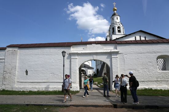 Guests of the forum at the Assumption Monastery of the Mother of God during a sightseeing tour to the island town of Sviyazhsk. Photos may be used subject to the terms in the forum-specific section of the media bank. Location: Russia, Republic of Tatarstan, Sviyazhsk. Author: Alexei Danichev/ANO “Directorate for Sports and Social Projects”. KAZANFORUM 2023. Sightseeing tour to the Town-Island of Sviyazhsk
