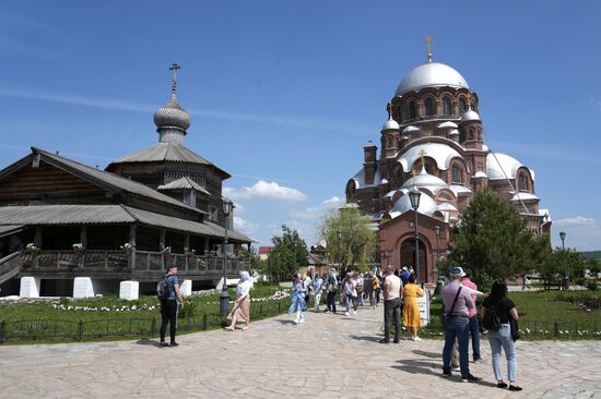Guests of the forum near the St. Trinity's Church and Cathedral of Our Lady Joy of All Who Sorrow during a sightseeing tour to the Sviyazhsk town and island. Photos may be used as stated in the media bank section concerning the forum. Location: Russia, Republic of Tatarstan, Sviyazhsk. Author: Alexei Danichev/ANO “Directorate for Sports and Social Projects”. KAZANFORUM 2023. Sightseeing tour to the Town-Island of Sviyazhsk