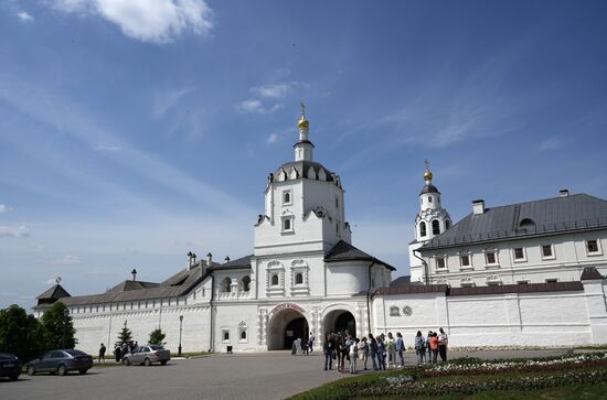 Guests of the forum at the Assumption Monastery of the Mother of God during a sightseeing tour to the island town of Sviyazhsk. Photos may be used subject to the terms in the forum-specific section of the media bank. Location: Russia, Republic of Tatarstan, Sviyazhsk. Author: Alexei Danichev/ANO “Directorate for Sports and Social Projects”. KAZANFORUM 2023. Sightseeing tour to the Town-Island of Sviyazhsk
