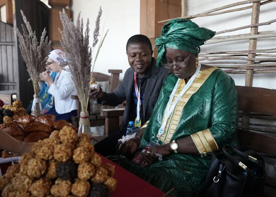 Forum guests during a sightseeing tour of the Sviyazhsk town and island. Photos may be used as stated in the media bank section concerning the forum. Location: Russia, Republic of Tatarstan, Sviyazhsk. Author: Alexei Danichev/ANO “Directorate for Sports and Social Projects”. KAZANFORUM 2023. Sightseeing tour to the Town-Island of Sviyazhsk