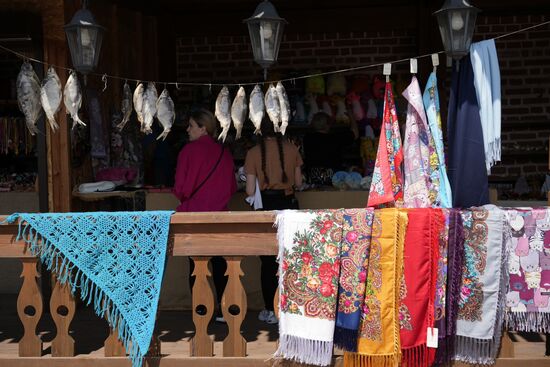 Souvenirs in the trading rows on the Sviyazhsk town and island. Photos may be used as stated in the media bank section concerning the forum. Location: Russia, Republic of Tatarstan, Sviyazhsk. Author: Alexei Danichev/ANO “Directorate for Sports and Social Projects”. KAZANFORUM 2023. Sightseeing tour to the Town-Island of Sviyazhsk