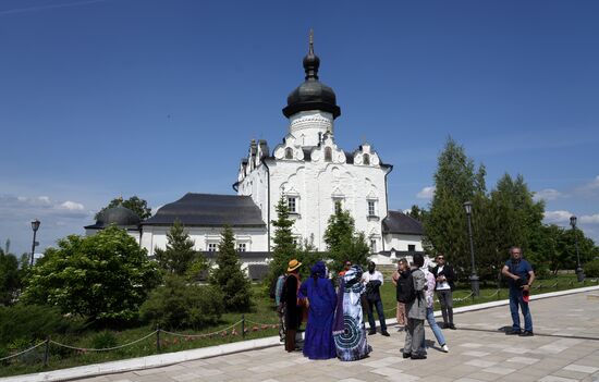 Guests of the forum at the Assumption Monastery of the Mother of God during a sightseeing tour to the island town of Sviyazhsk. Photos may be used subject to the terms in the forum-specific section of the media bank. Location: Russia, Republic of Tatarstan, Sviyazhsk. Author: Alexei Danichev/ANO “Directorate for Sports and Social Projects”. KAZANFORUM 2023. Sightseeing tour to the Town-Island of Sviyazhsk
