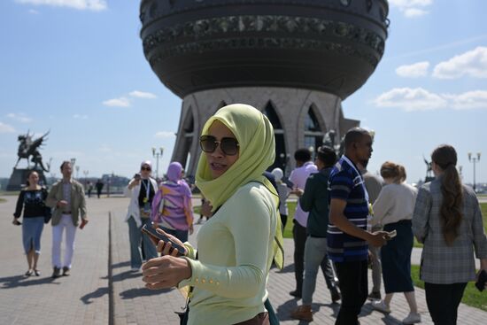 Guests of the forum in the park near the Kazan Family Center during a sightseeing tour of the city. Photos may be used as stated in the media bank section concerning the forum. Location: Russia, Republic of Tatarstan, Kazan. Author: Alexandr Kryazhev/ANO “Directorate for Sports and Social Projects”. KAZANFORUM 2023. Sightseeing tour of Kazan