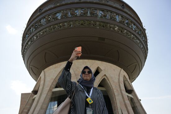Guests of the forum taking pictures in the park near the Kazan Family Center during a sightseeing tour of the city. Photos may be used as stated in the media bank section concerning the forum. Location: Russia, Republic of Tatarstan, Kazan. Author: Alexandr Kryazhev/ANO “Directorate for Sports and Social Projects”. KAZANFORUM 2023. Sightseeing tour of Kazan