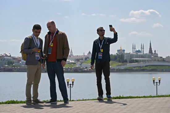 Guests of the forum taking pictures in the park near the Kazan Family Center during a sightseeing tour of the city. Photos may be used as stated in the media bank section concerning the forum. Location: Russia, Republic of Tatarstan, Kazan. Author: Alexandr Kryazhev/ANO “Directorate for Sports and Social Projects”. KAZANFORUM 2023. Sightseeing tour of Kazan