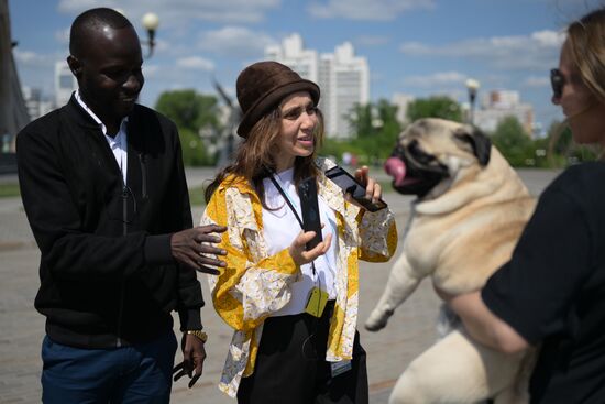 Guests of the forum in the park near the Kazan Family Center during a sightseeing tour of the city. Photos may be used as stated in the media bank section concerning the forum. Location: Russia, Republic of Tatarstan, Kazan. Author: Alexandr Kryazhev/ANO “Directorate for Sports and Social Projects”. KAZANFORUM 2023. Sightseeing tour of Kazan