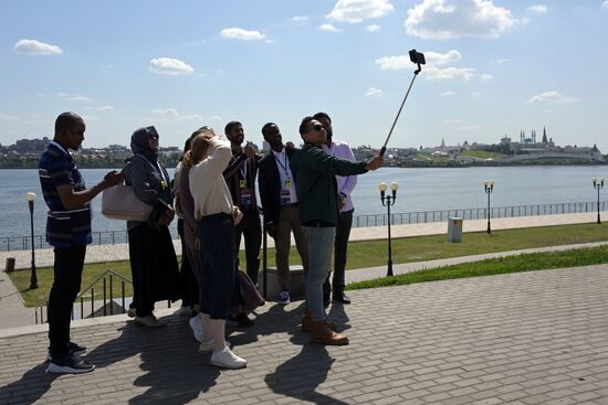 Guests of the forum in the park near the Kazan Family Center during a sightseeing tour of the city. Photos may be used as stated in the media bank section concerning the forum. Location: Russia, Republic of Tatarstan, Kazan. Author: Alexandr Kryazhev/ANO “Directorate for Sports and Social Projects”. KAZANFORUM 2023. Sightseeing tour of Kazan