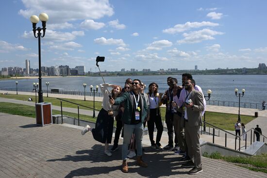 Guests of the forum taking pictures in the park near the Kazan Family Center during a sightseeing tour of the city. Photos may be used as stated in the media bank section concerning the forum. Location: Russia, Republic of Tatarstan, Kazan. Author: Alexandr Kryazhev/ANO “Directorate for Sports and Social Projects”. KAZANFORUM 2023. Sightseeing tour of Kazan