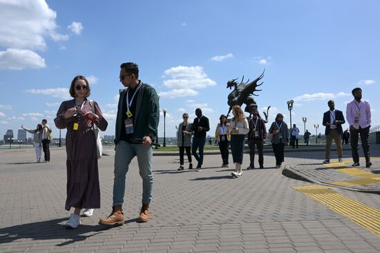 Guests of the forum taking pictures in the park near the Kazan Family Center during a sightseeing tour of the city. Photos may be used as stated in the media bank section concerning the forum. Location: Russia, Republic of Tatarstan, Kazan. Author: Alexandr Kryazhev/ANO “Directorate for Sports and Social Projects”. KAZANFORUM 2023. Sightseeing tour of Kazan