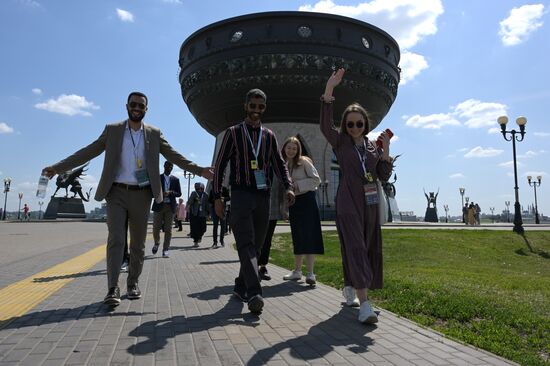Guests of the forum in the park near the Kazan Family Center during a sightseeing tour of the city. Photos may be used as stated in the media bank section concerning the forum. Location: Russia, Republic of Tatarstan, Kazan. Author: Alexandr Kryazhev/ANO “Directorate for Sports and Social Projects”. KAZANFORUM 2023. Sightseeing tour of Kazan
