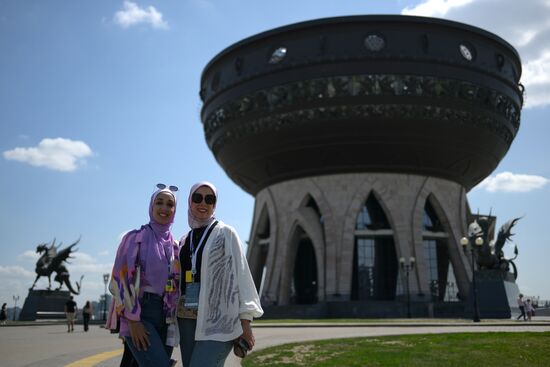 Guests of the forum taking pictures in the park near the Kazan Family Center during a sightseeing tour of the city. Photos may be used as stated in the media bank section concerning the forum. Location: Russia, Republic of Tatarstan, Kazan. Author: Alexandr Kryazhev/ANO “Directorate for Sports and Social Projects”. KAZANFORUM 2023. Sightseeing tour of Kazan