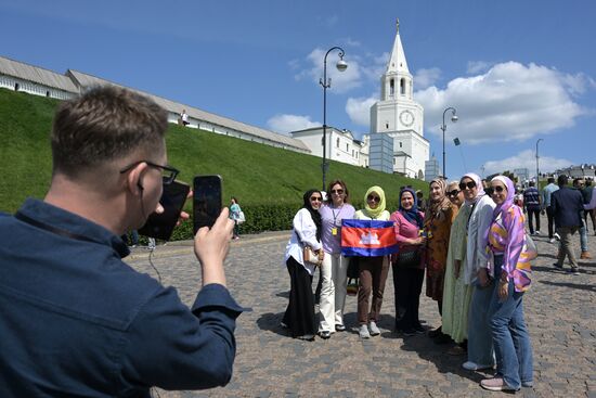 Guests of the forum taking photos near the Kazan Kremlin State Historical, Architectural and Artistic Reserve Museum during a sightseeing tour of the city. Photos may be used as stated in the media bank section concerning the forum. Location: Russia, Republic of Tatarstan, Kazan. Author: Alexandr Kryazhev/ANO “Directorate for Sports and Social Projects”. KAZANFORUM 2023. Sightseeing tour of Kazan