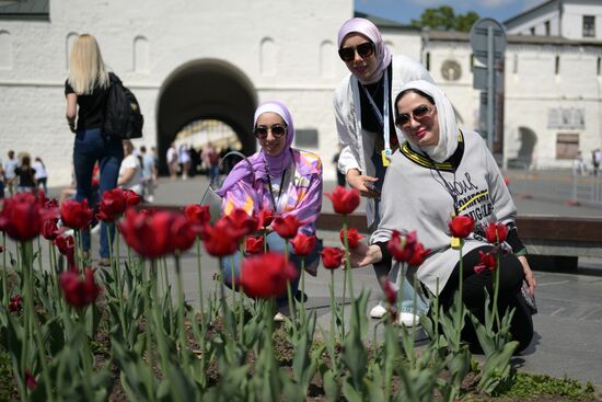 Guests of the forum taking photos with tulips near the Kazan Kremlin State Historical, Architectural and Artistic Reserve Museum during a sightseeing tour of the city. Photos may be used as stated in the media bank section concerning the forum. Location: Russia, Republic of Tatarstan, Kazan. Author: Alexandr Kryazhev/ANO “Directorate for Sports and Social Projects”. KAZANFORUM 2023. Sightseeing tour of Kazan