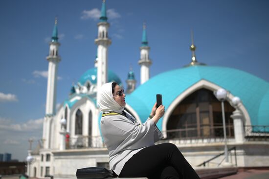 A forum participant is seen taking photos near the Kul Sharif Mosque in the Kazan Kremlin State Historical, Architectural and Artistic Reserve Museum during a sightseeing tour of the city. Photos may be used as stated in the media bank section concerning the forum. Location: Russia, Republic of Tatarstan, Kazan. Author: Alexandr Kryazhev/ANO “Directorate for Sports and Social Projects”. KAZANFORUM 2023. Sightseeing tour of Kazan