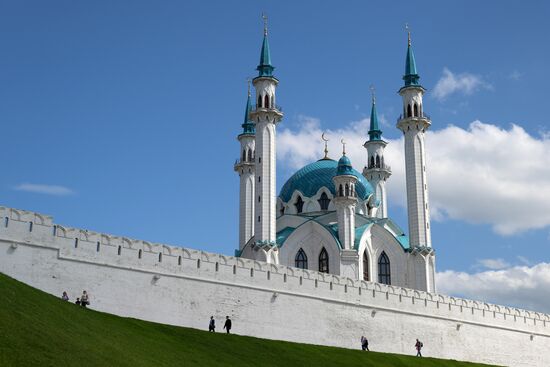 Kul Sharif Mosque in the Kazan Kremlin State Historical, Architectural and Artistic Reserve Museum during a sightseeing tour of the city. Photos may be used as stated in the media bank section concerning the forum. Location: Russia, Republic of Tatarstan, Kazan. Author: Alexandr Kryazhev/ANO “Directorate for Sports and Social Projects”. KAZANFORUM 2023. Sightseeing tour of Kazan