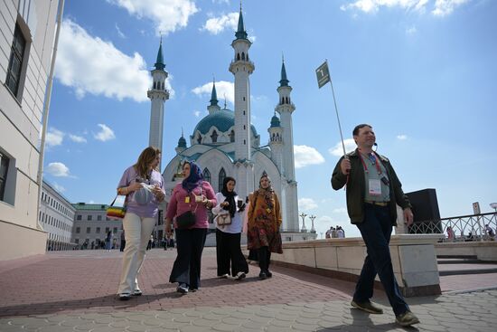 Guests of the forum near the Kul Sharif Mosque in the Kazan Kremlin State Historical, Architectural and Artistic Reserve Museum during a sightseeing tour of the city. Photos may be used as stated in the media bank section concerning the forum. Location: Russia, Republic of Tatarstan, Kazan. Author: Alexandr Kryazhev/ANO “Directorate for Sports and Social Projects”. KAZANFORUM 2023. Sightseeing tour of Kazan