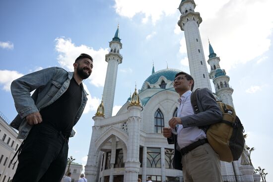 Guests of the forum near the Kul Sharif Mosque in the Kazan Kremlin State Historical, Architectural and Art Museum Reserve during a sightseeing tour of the city. Photos may be used as stated in the media bank section concerning the forum. Location: Russia, Republic of Tatarstan, Kazan. Author: Alexandr Kryazhev/ANO “Directorate for Sports and Social Projects”. KAZANFORUM 2023. Sightseeing tour of Kazan