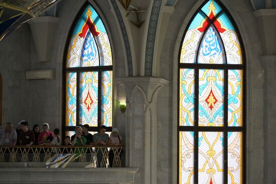 Guests of the forum take pictures in the Kul Sharif Mosque in the Kazan Kremlin State Historical, Architectural and Art Museum Reserve during a sightseeing tour of the city. Photos may be used as stated in the media bank section concerning the forum. Location: Russia, Republic of Tatarstan, Kazan. Author: Alexandr Kryazhev/ANO “Directorate for Sports and Social Projects”. KAZANFORUM 2023. Sightseeing tour of Kazan