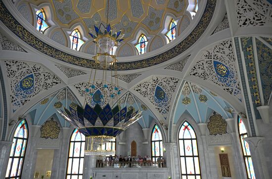 Guests of the forum in the Kul Sharif Mosque in the Kazan Kremlin State Historical, Architectural and Art Museum Reserve during a sightseeing tour of the city. Photos may be used as stated in the media bank section concerning the forum. Location: Russia, Republic of Tatarstan, Kazan. Author: Alexandr Kryazhev/ANO “Directorate for Sports and Social Projects”. KAZANFORUM 2023. Sightseeing tour of Kazan