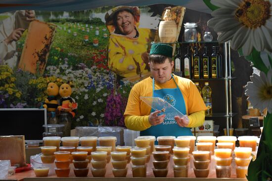 KAZANFORUM 2023. World Congress of Tatars participants visit Russia Halal Market