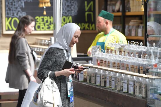 KAZANFORUM 2023. World Congress of Tatars participants visit Russia Halal Market