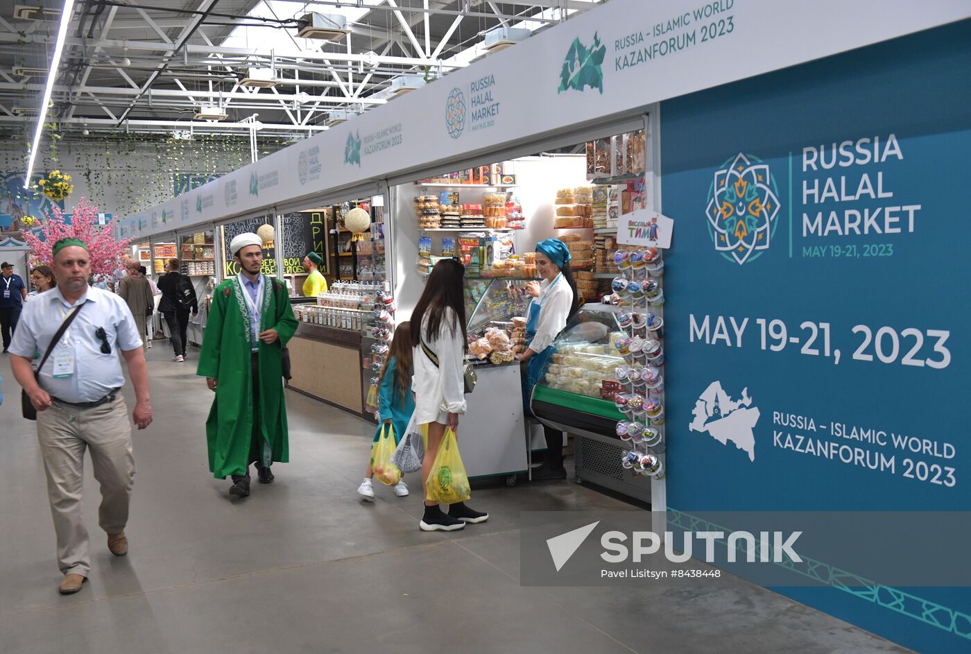 KAZANFORUM 2023. World Congress of Tatars participants visit Russia Halal Market