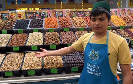 KAZANFORUM 2023. World Congress of Tatars participants visit Russia Halal Market