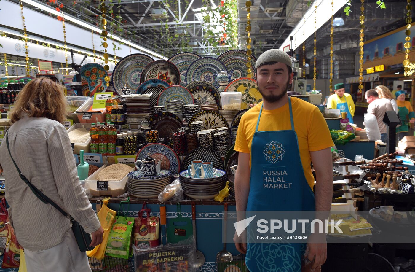 KAZANFORUM 2023. World Congress of Tatars participants visit Russia Halal Market