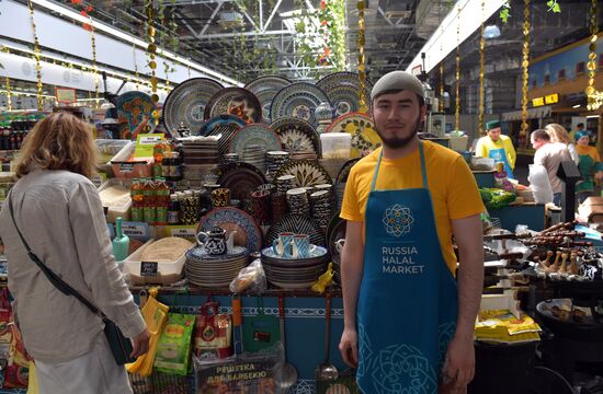 KAZANFORUM 2023. World Congress of Tatars participants visit Russia Halal Market