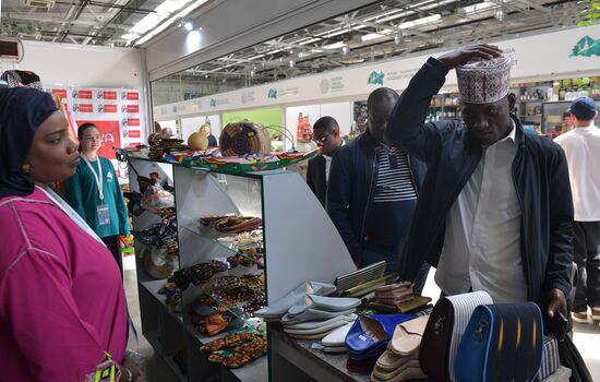 KAZANFORUM 2023. World Congress of Tatars participants visit Russia Halal Market