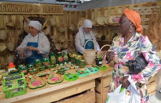 KAZANFORUM 2023. World Congress of Tatars participants visit Russia Halal Market